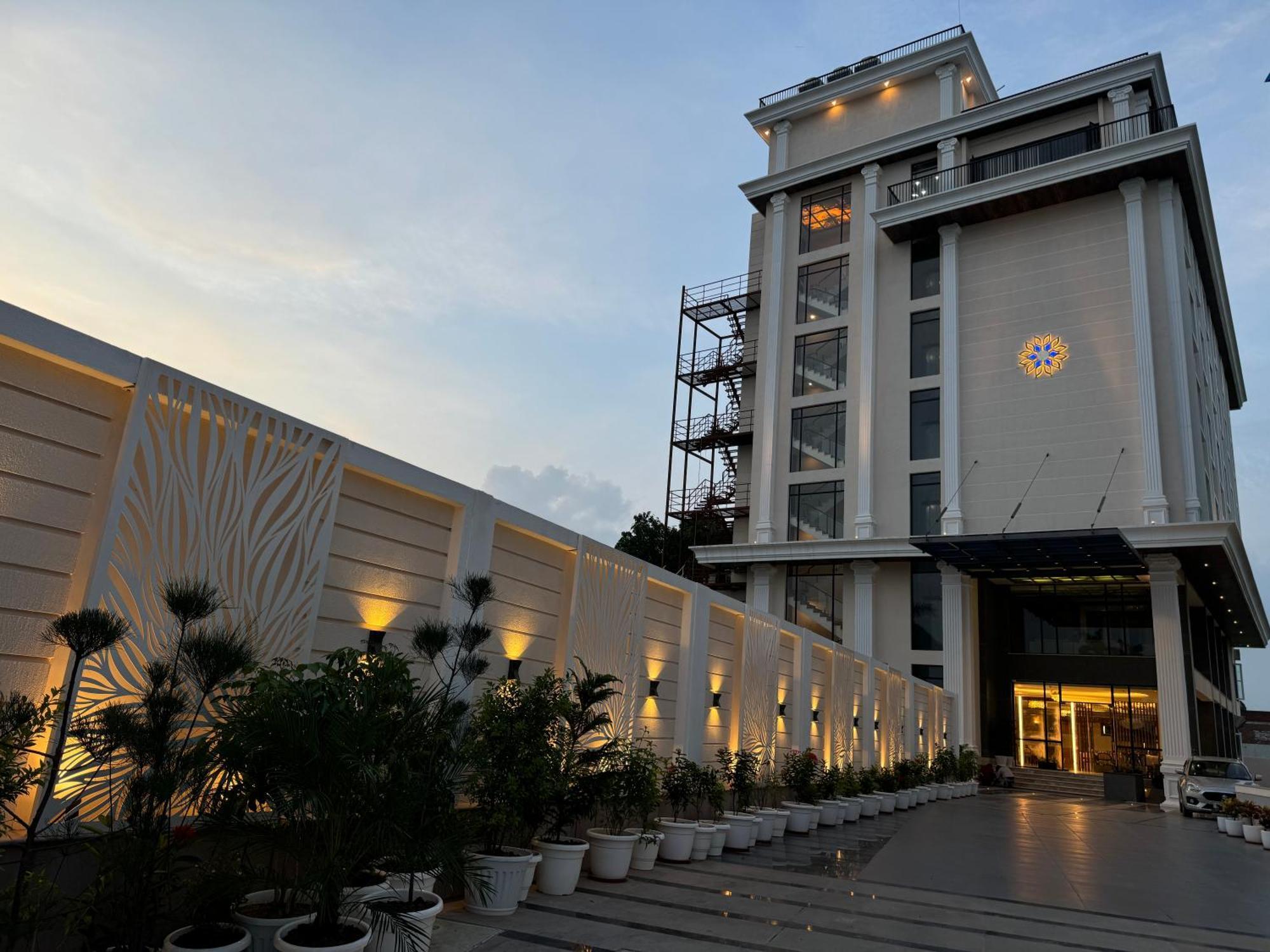 ורנאסי The Mudra Hotel מראה חיצוני תמונה